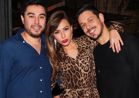  Irmão de Sabrina Sato inaugura restaurante e humoristas comparecem